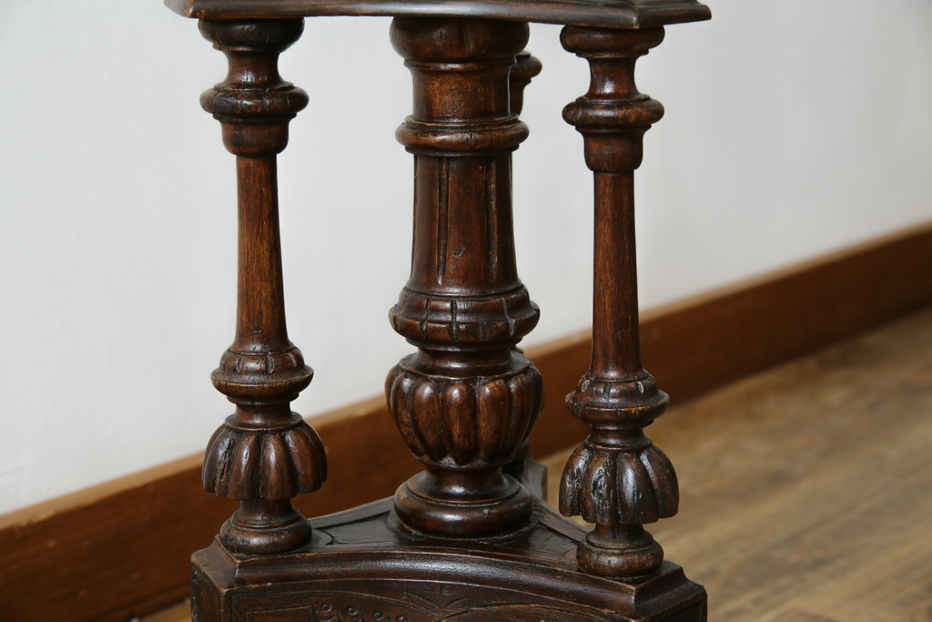 イギリスアンティーク　Lloyd's Antiques(ロイズ・アンティークス)取り扱い　マホガニー材　シックな色合いで落ち着いた空間づくりにおすすめのフロアスタンド(フロアランプ、スタンドライト、スタンド照明、英国)(R-077020)