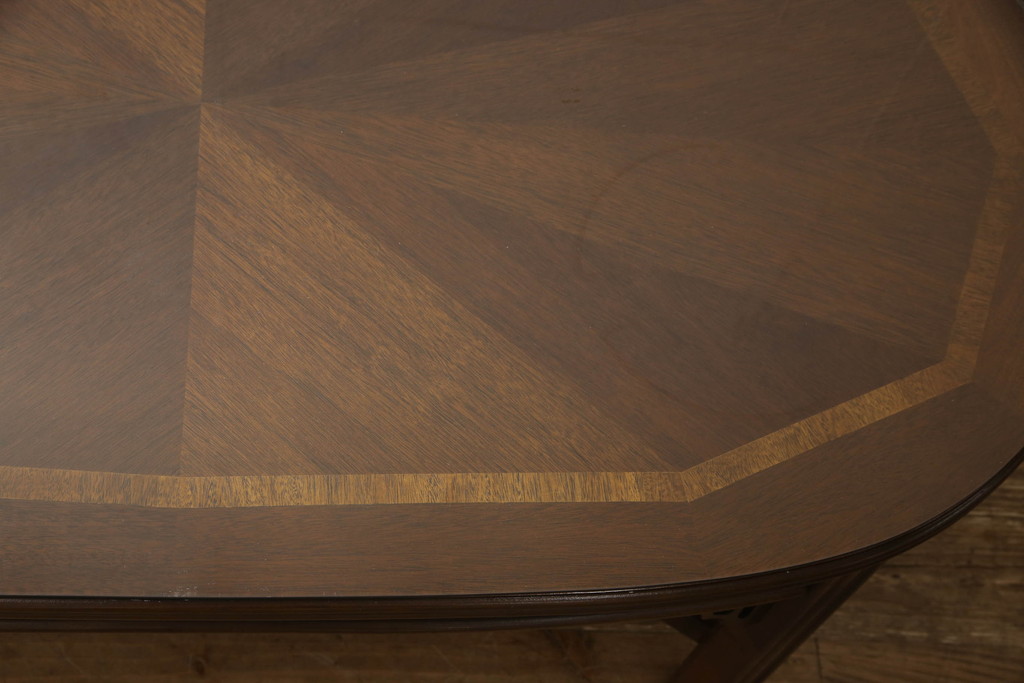 中古　美品　アメリカ家具　LANE(レーン)　天板のデザインと脚部の装飾が魅力的なセンターテーブル(リビングテーブル、コーヒーテーブル、ラウンドテーブル、ローテーブル)(R-059757)
