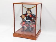伊達政宗　ガラスケース付き　名将の風格を宿す堤人形(武将、土人形、伝統工芸、郷土玩具)(R-084371)
