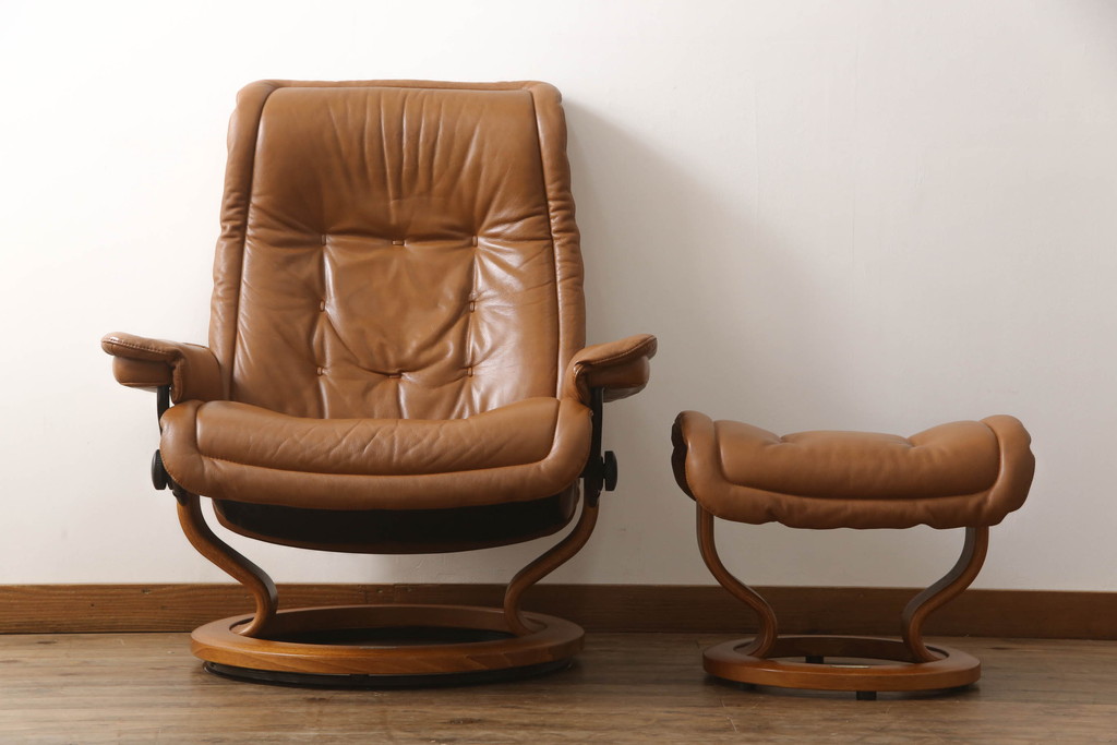 中古　EKORNES(エコーネス)　ロイヤルシリーズ　本革(レザー)　極上のくつろぎの時間を演出するストレスレスチェア+オットマンのセット(クラシックベース、アームチェア、リクライニングチェア、椅子、イス、1人掛けソファ、1Pソファ、フットスツール、北欧)(定価約46万円)(R-065468)