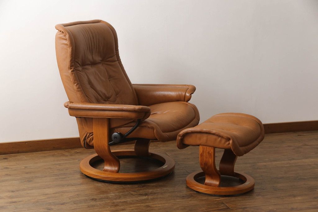 中古　EKORNES(エコーネス)　ロイヤルシリーズ　本革(レザー)　極上のくつろぎの時間を演出するストレスレスチェア+オットマンのセット(クラシックベース、アームチェア、リクライニングチェア、椅子、イス、1人掛けソファ、1Pソファ、フットスツール、北欧)(定価約46万円)(R-065468)