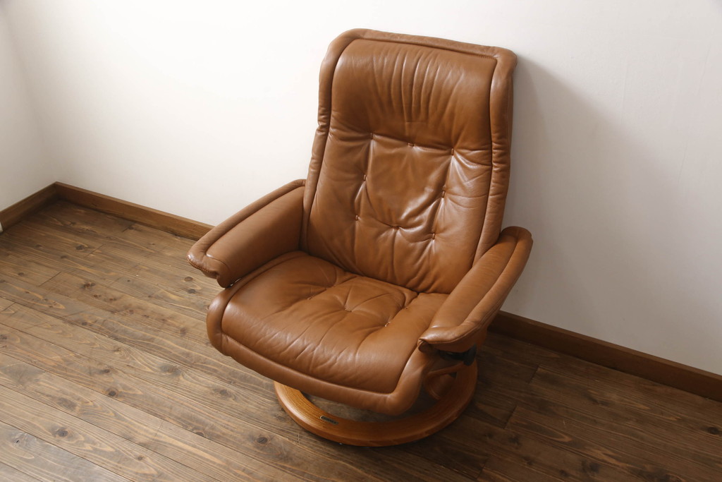 中古　EKORNES(エコーネス)　ロイヤルシリーズ　本革(レザー)　極上のくつろぎの時間を演出するストレスレスチェア+オットマンのセット(クラシックベース、アームチェア、リクライニングチェア、椅子、イス、1人掛けソファ、1Pソファ、フットスツール、北欧)(定価約46万円)(R-065468)