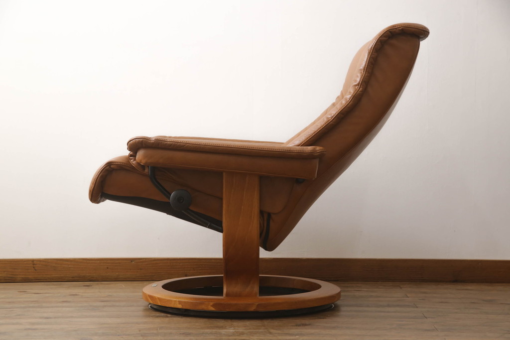 中古　EKORNES(エコーネス)　ロイヤルシリーズ　本革(レザー)　極上のくつろぎの時間を演出するストレスレスチェア+オットマンのセット(クラシックベース、アームチェア、リクライニングチェア、椅子、イス、1人掛けソファ、1Pソファ、フットスツール、北欧)(定価約46万円)(R-065468)