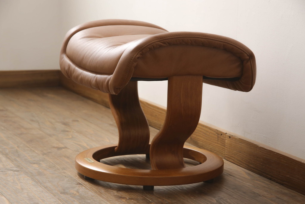 中古　EKORNES(エコーネス)　ロイヤルシリーズ　本革(レザー)　極上のくつろぎの時間を演出するストレスレスチェア+オットマンのセット(クラシックベース、アームチェア、リクライニングチェア、椅子、イス、1人掛けソファ、1Pソファ、フットスツール、北欧)(定価約46万円)(R-065468)