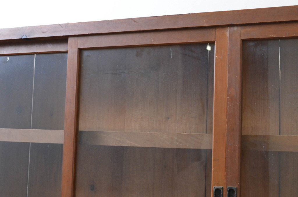  和製アンティーク　人気の薄型!　レトロな佇まいが魅力的な4枚引き戸のサイドボード(収納棚、ガラスケース、食器棚、サイドキャビネット、戸棚、飾り棚、店舗什器)(R-069618)