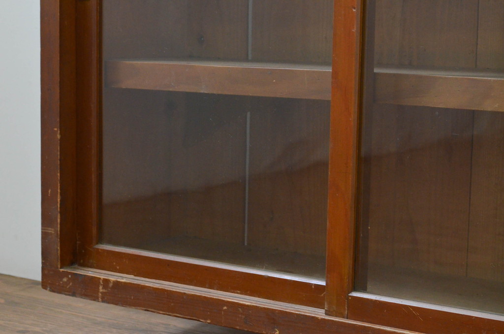 和製アンティーク　人気の薄型!　レトロな佇まいが魅力的な4枚引き戸のサイドボード(収納棚、ガラスケース、食器棚、サイドキャビネット、戸棚、飾り棚、店舗什器)(R-069619)