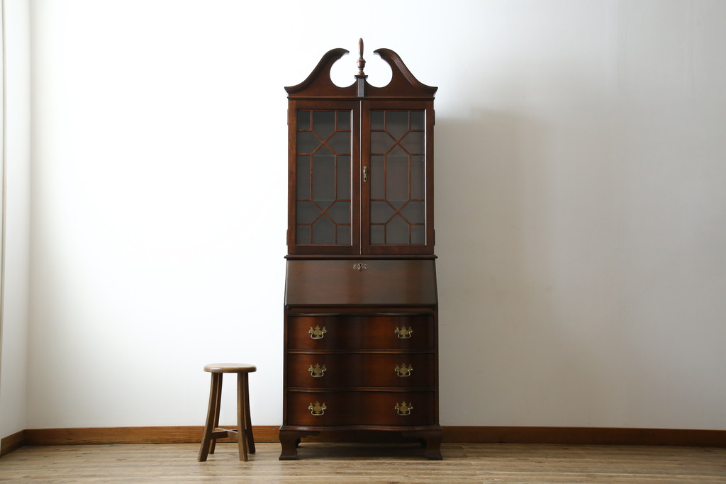 アメリカビンテージ　老舗工房　Jasper Cabinet(ジャスパーキャビネット)社　クラッシックデザインの小振りなビューローブックケース(ライディングビューロー、ライティングデスク、机、ワークデスク、本箱、本棚、飾り棚、収納棚、戸棚、引き出し、在宅用、在宅ワーク用、簿記机、ヴィンテージ)(R-083374)