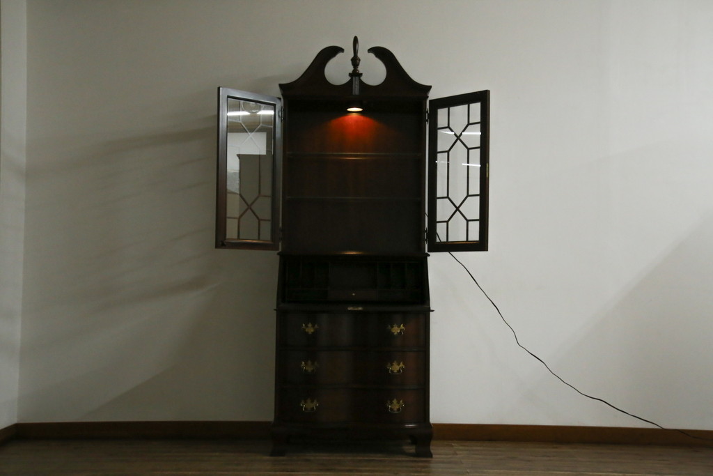 アメリカビンテージ　老舗工房　Jasper Cabinet(ジャスパーキャビネット)社　クラッシックデザインの小振りなビューローブックケース(ライディングビューロー、ライティングデスク、机、ワークデスク、本箱、本棚、飾り棚、収納棚、戸棚、引き出し、在宅用、在宅ワーク用、簿記机、ヴィンテージ)(R-083374)