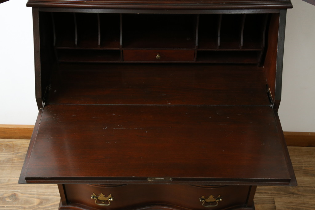 アメリカビンテージ　老舗工房　Jasper Cabinet(ジャスパーキャビネット)社　クラッシックデザインの小振りなビューローブックケース(ライディングビューロー、ライティングデスク、机、ワークデスク、本箱、本棚、飾り棚、収納棚、戸棚、引き出し、在宅用、在宅ワーク用、簿記机、ヴィンテージ)(R-083374)