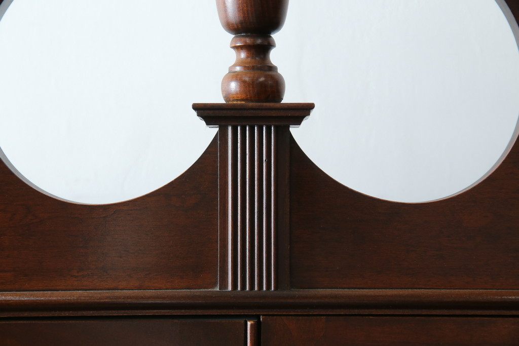 アメリカビンテージ　老舗工房　Jasper Cabinet(ジャスパーキャビネット)社　クラッシックデザインの小振りなビューローブックケース(ライディングビューロー、ライティングデスク、机、ワークデスク、本箱、本棚、飾り棚、収納棚、戸棚、引き出し、在宅用、在宅ワーク用、簿記机、ヴィンテージ)(R-083374)