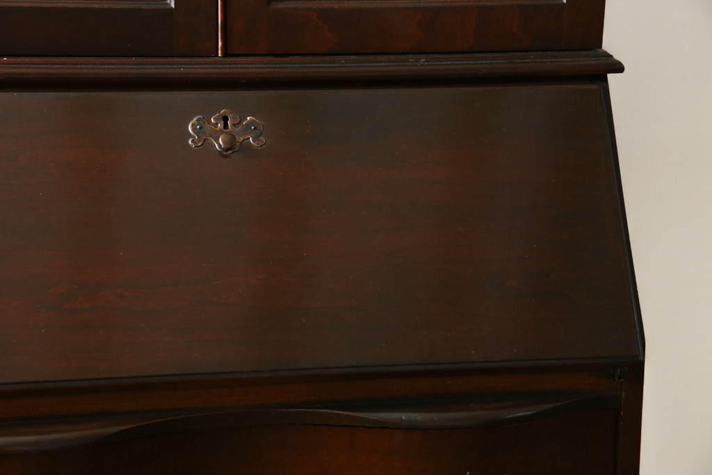 アメリカビンテージ　老舗工房　Jasper Cabinet(ジャスパーキャビネット)社　クラッシックデザインの小振りなビューローブックケース(ライディングビューロー、ライティングデスク、机、ワークデスク、本箱、本棚、飾り棚、収納棚、戸棚、引き出し、在宅用、在宅ワーク用、簿記机、ヴィンテージ)(R-083374)