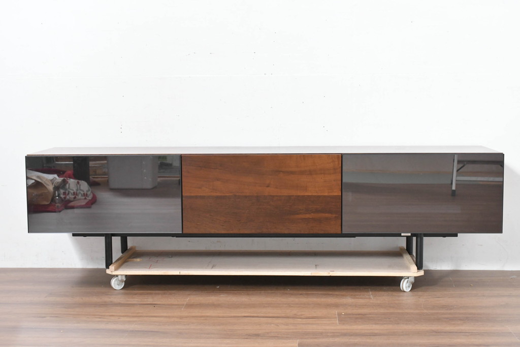 中古　美品　Cassinaixc.(カッシーナイクスシー)　BREATH(ブレス)　洗練されたモダンデザインが素敵なシアターボード(テレビ台、テレビボード、リビングボード、ローボード、収納棚、戸棚)(R-084226)