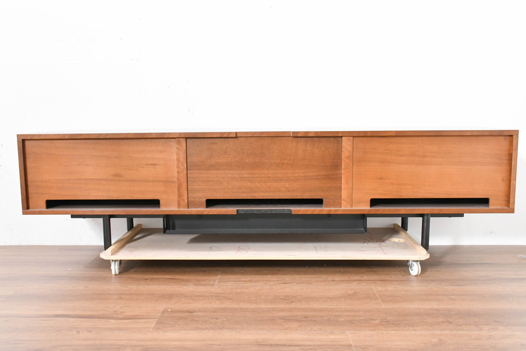 中古　美品　Cassinaixc.(カッシーナイクスシー)　BREATH(ブレス)　洗練されたモダンデザインが素敵なシアターボード(テレビ台、テレビボード、リビングボード、ローボード、収納棚、戸棚)(R-084226)
