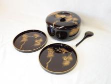 明治〜大正　木製漆器　緻密に描かれた松の金蒔絵が高級感溢れるお櫃・お盆・しゃもじセット(トレー、トレイ、おひつ、松の実、行器、飯器、伝統和食器)(R-070717)