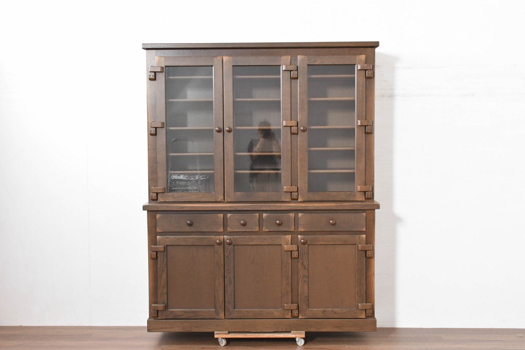 中古　超美品　展示品　KASHIWA(柏木工)　WILDERNESS(ウィルダネス)　オーク材　ガラスの模様が綺麗!落ち着いた佇まいと深みのある木肌が魅力的なキャビネット(定価約75万円)(戸棚、収納棚、食器棚、カップボード)(R-084229)