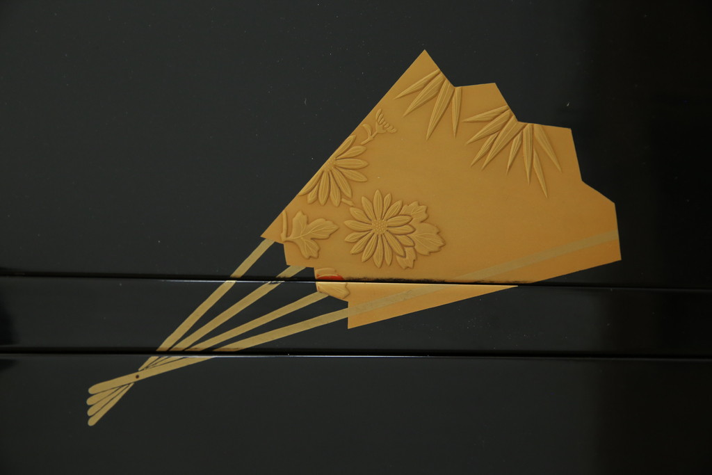 中古　最高級品!!　美しい扇の蒔絵入りの黒漆塗り桐箪笥(桐たんす、衣装箪笥、収納タンス、和タンス、引き出し)(定価推定約300万円)(R-077902)