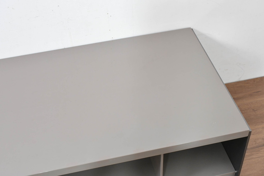 中古　B&B イタリア(Italia)　サーフェス(Surface)　シンプルでスタイリッシュなデザインと機能的収納で空間を引き立てるローテーブル(センターテーブル、リビングテーブル)(定価約110万円)(R-084430)