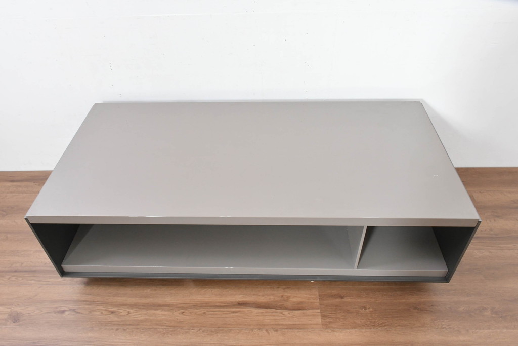 中古　B&B イタリア(Italia)　サーフェス(Surface)　シンプルでスタイリッシュなデザインと機能的収納で空間を引き立てるローテーブル(センターテーブル、リビングテーブル)(定価約110万円)(R-084429)