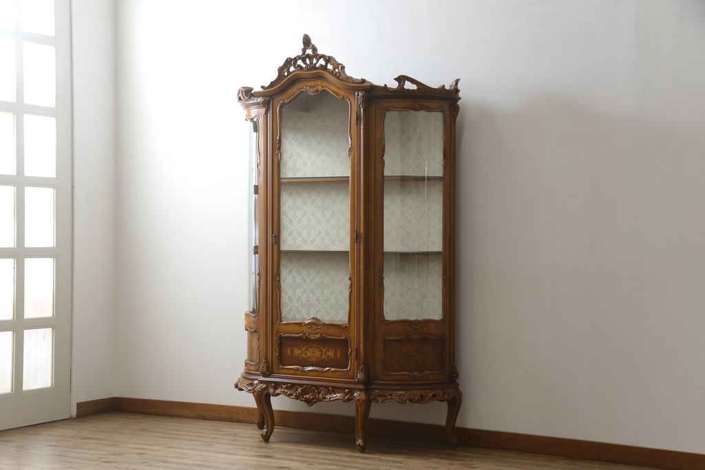 中古　美品!!　イタリア家具　繊細で優美な彫刻入りのロココ調キャビネット(キュリオケース、ガラスケース、ショーケース、飾り棚、店舗什器)(R-074527)