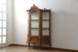 中古　美品!!　イタリア家具　繊細で優美な彫刻入りのロココ調キャビネット(キュリオケース、ガラスケース、ショーケース、飾り棚、店舗什器)(R-074527)