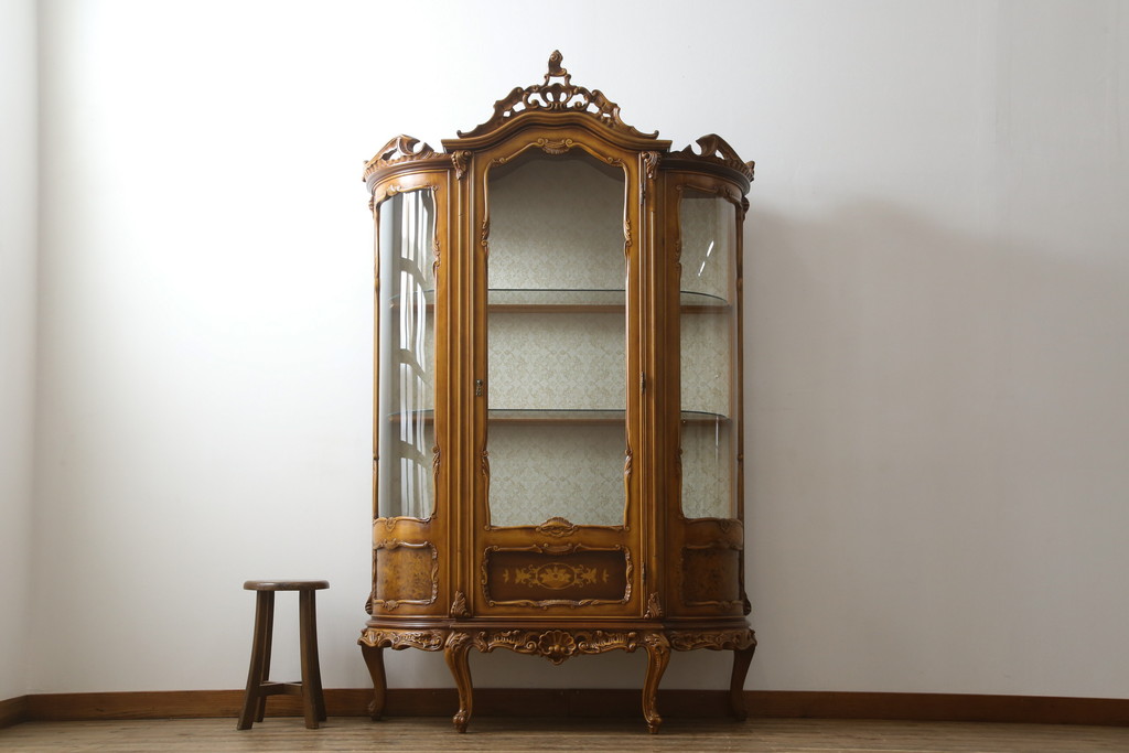 中古　美品!!　イタリア家具　繊細で優美な彫刻入りのロココ調キャビネット(キュリオケース、ガラスケース、ショーケース、飾り棚、店舗什器)(R-074527)