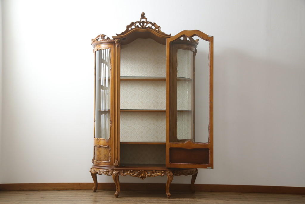 中古　美品!!　イタリア家具　繊細で優美な彫刻入りのロココ調キャビネット(キュリオケース、ガラスケース、ショーケース、飾り棚、店舗什器)(R-074527)