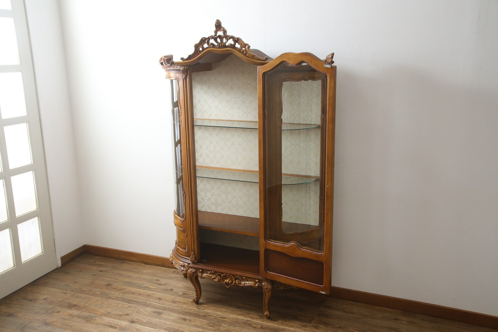 中古　美品!!　イタリア家具　繊細で優美な彫刻入りのロココ調キャビネット(キュリオケース、ガラスケース、ショーケース、飾り棚、店舗什器)(R-074527)