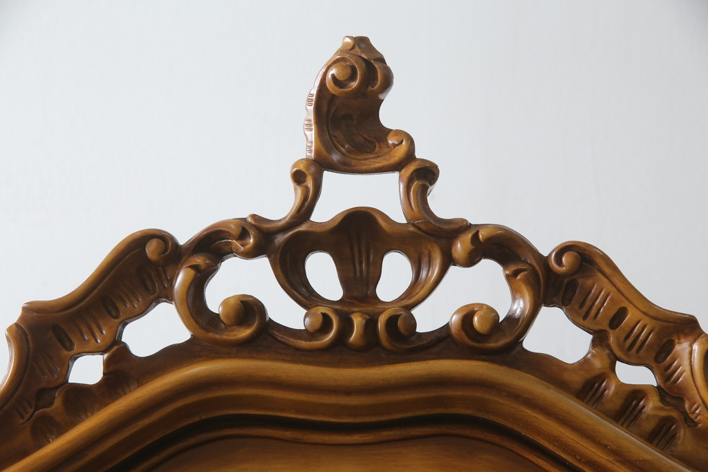 中古　美品!!　イタリア家具　繊細で優美な彫刻入りのロココ調キャビネット(キュリオケース、ガラスケース、ショーケース、飾り棚、店舗什器)(R-074527)