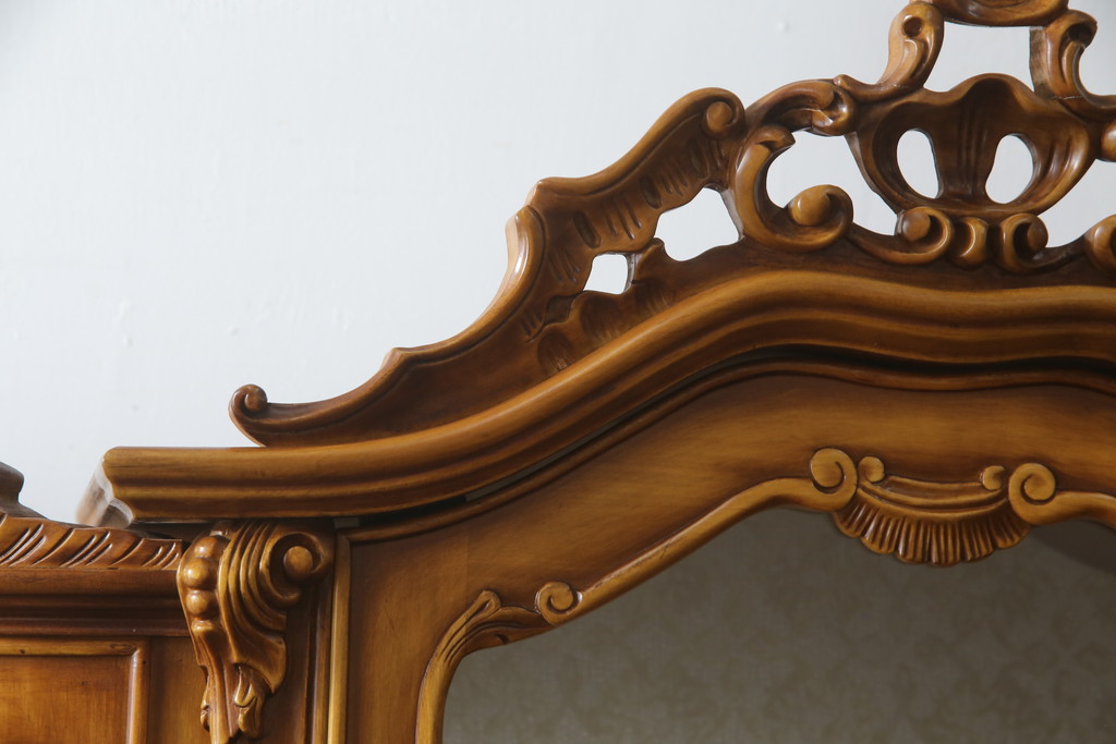 中古　美品!!　イタリア家具　繊細で優美な彫刻入りのロココ調キャビネット(キュリオケース、ガラスケース、ショーケース、飾り棚、店舗什器)(R-074527)