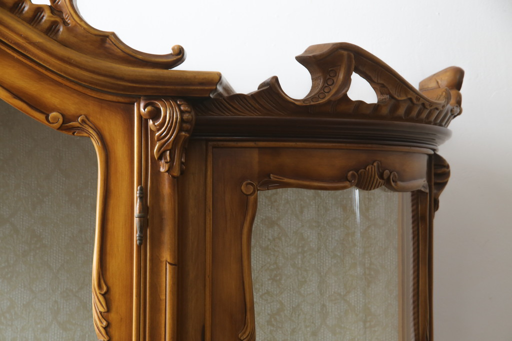 中古　美品!!　イタリア家具　繊細で優美な彫刻入りのロココ調キャビネット(キュリオケース、ガラスケース、ショーケース、飾り棚、店舗什器)(R-074527)