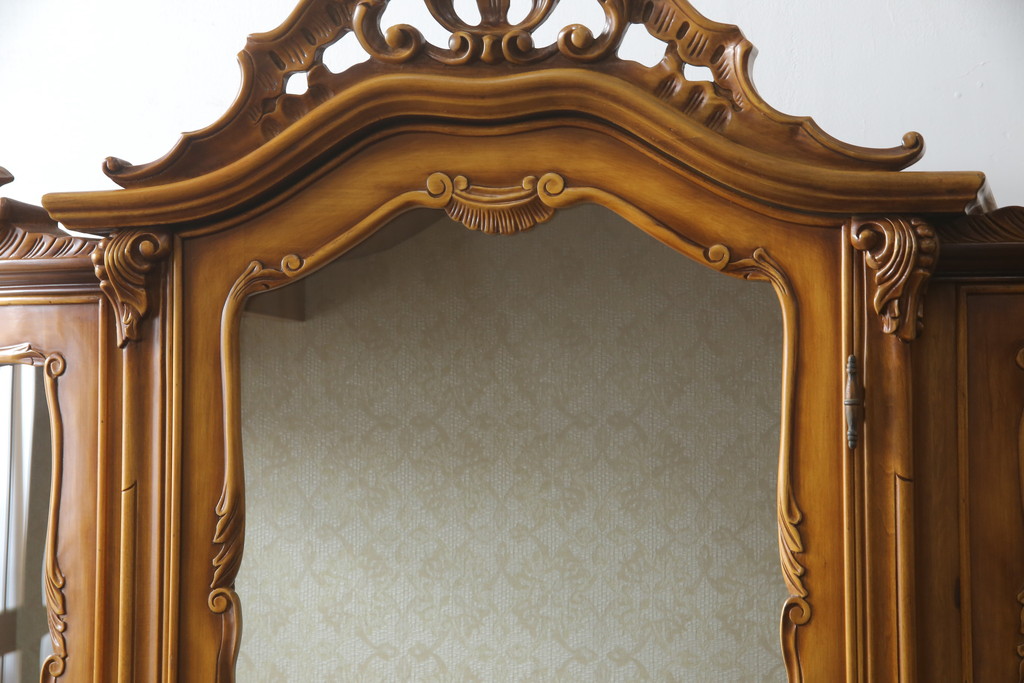中古　美品!!　イタリア家具　繊細で優美な彫刻入りのロココ調キャビネット(キュリオケース、ガラスケース、ショーケース、飾り棚、店舗什器)(R-074527)