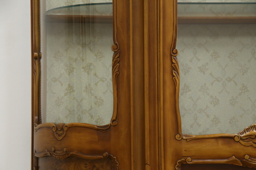 中古　美品!!　イタリア家具　繊細で優美な彫刻入りのロココ調キャビネット(キュリオケース、ガラスケース、ショーケース、飾り棚、店舗什器)(R-074527)
