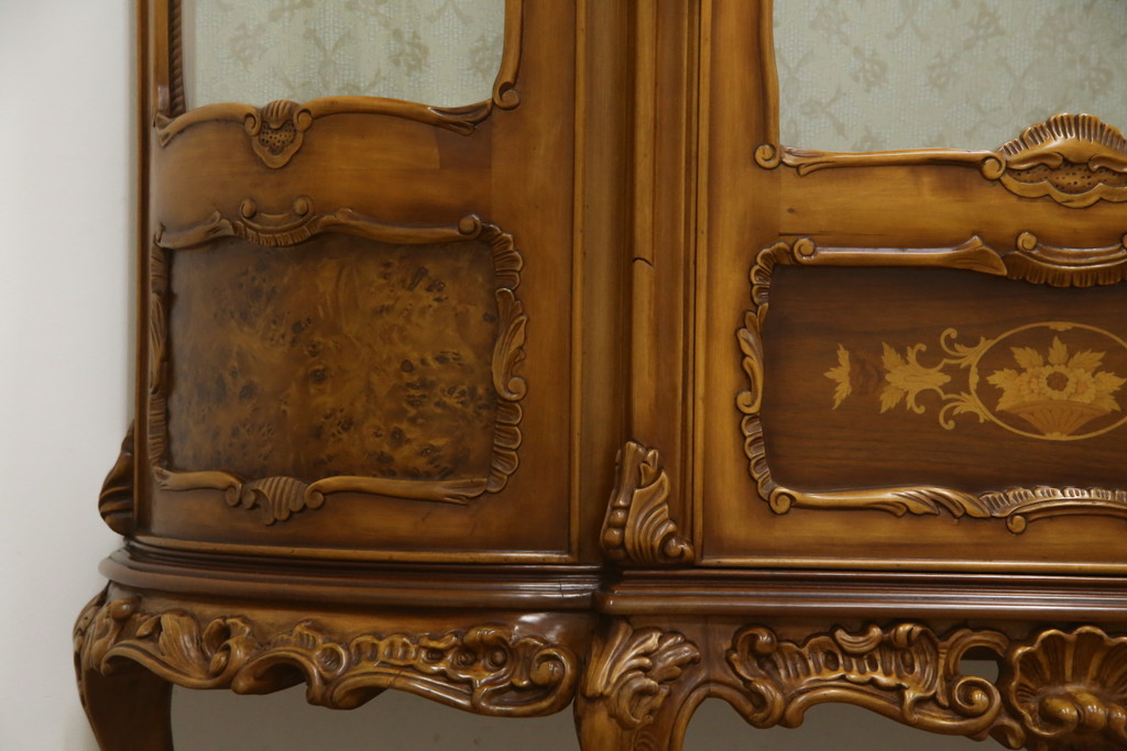 中古　美品!!　イタリア家具　繊細で優美な彫刻入りのロココ調キャビネット(キュリオケース、ガラスケース、ショーケース、飾り棚、店舗什器)(R-074527)