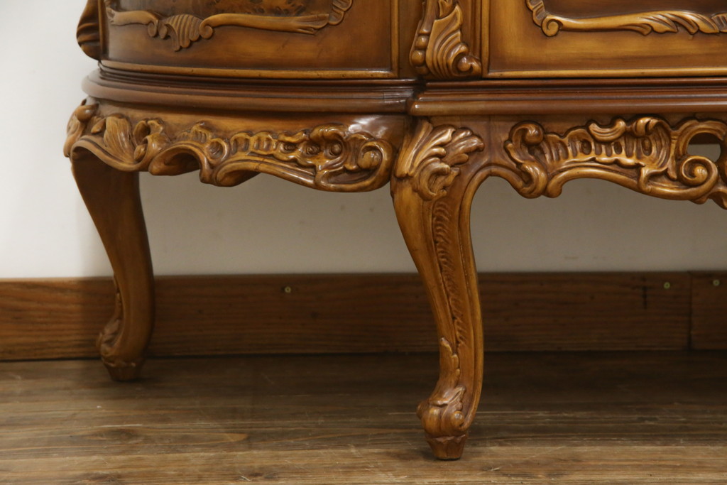 中古　美品!!　イタリア家具　繊細で優美な彫刻入りのロココ調キャビネット(キュリオケース、ガラスケース、ショーケース、飾り棚、店舗什器)(R-074527)