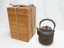 【骨董買取】明治期　堀山城家九世(Hori Yamashiro)　大日本　御釜師　堀政五郎　龍文堂造　斑紫銅　蟹紋　阿弥陀堂形　鉄瓶(紫斑銅、明治38年)を買取りました。