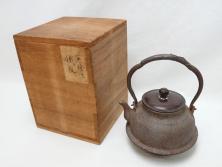 【骨董買取】釜師　宮崎寒雉(Miyazaki Kanchi/彦九郎)　江戸中期　金銀象嵌　草花昆虫文　鉄瓶(鐵瓶、茶道具)を買取りました。