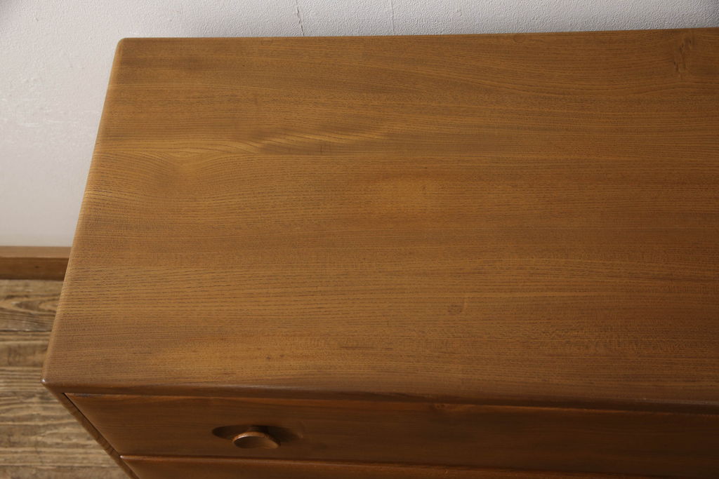 イギリスビンテージ　ERCOL(アーコール)　シンプルなデザインでお部屋に馴染みやすい3段チェスト(引き出し、ローチェスト、サイドチェスト、ローボード、サイドボード、ヴィンテージ)(R-062546)