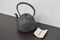 【骨董買取】南部盛岡　利祥銘　鉄瓶(牡丹、草花文、茶道具、南部鉄瓶株式会社)を買取りました。
