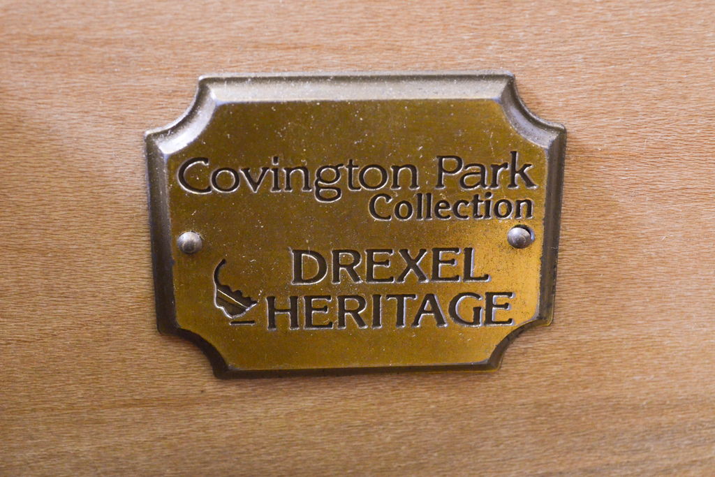 中古　アメリカ輸入モデル　DREXEL HERITAGE(ドレクセルヘリテイジ)　美しい杢目とクラシカルな佇まいが魅力の照明付きキャビネット(飾り棚、収納棚、戸棚、食器棚、カップボード)(R-062410)