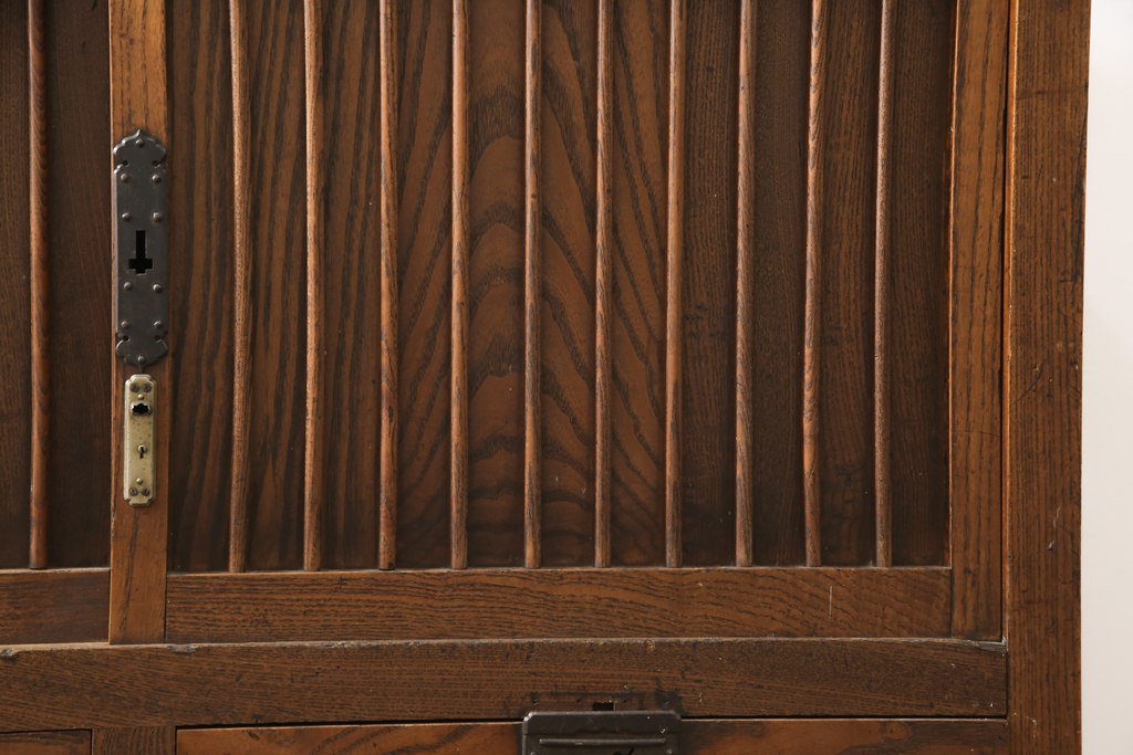 和製アンティーク　最高級　前面欅(ケヤキ)材　松本産　角手極上金具が使われた豪商の大型帳場箪笥(サイドボード、水屋箪笥、時代箪笥、収納棚、戸棚)(R-057778)