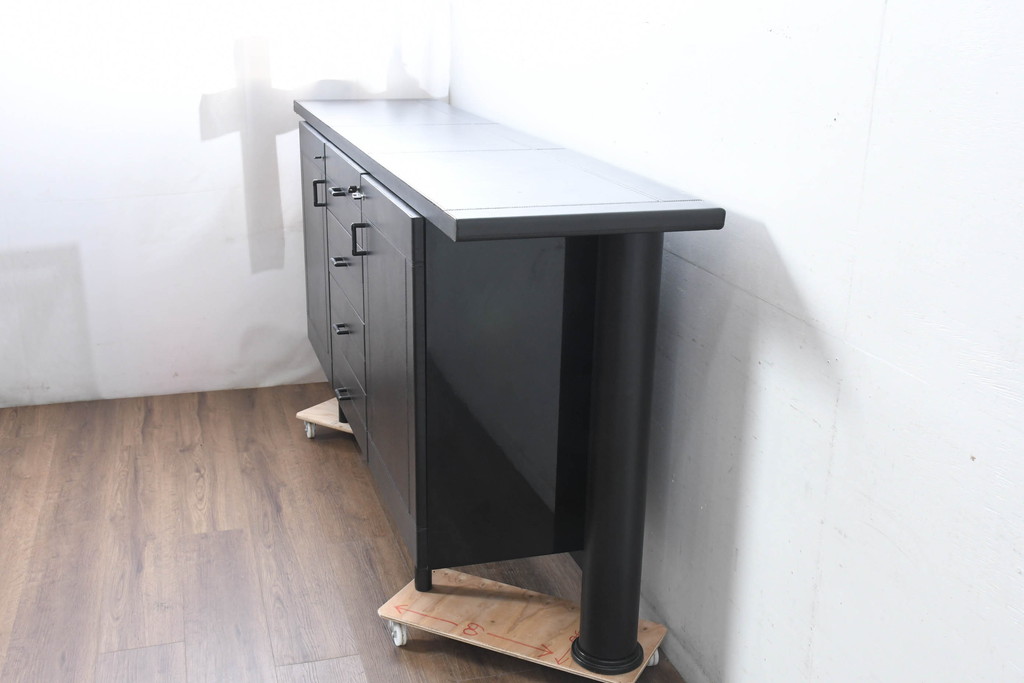 中古　美品　イタリア製　i4MARIANI(クアトロ・マリアーニ)　本革(レザー)　機能的でスタイリッシュなサイドボード(サイドキャビネット、収納棚、戸棚、リビングボード)(定価約200万円)(R-084408)