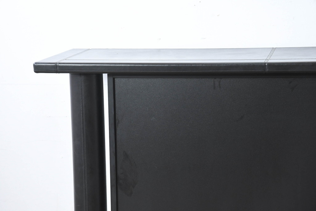 中古　美品　イタリア製　i4MARIANI(クアトロ・マリアーニ)　本革(レザー)　機能的でスタイリッシュなサイドボード(サイドキャビネット、収納棚、戸棚、リビングボード)(定価約200万円)(R-084408)