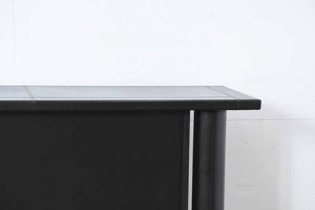 中古　美品　イタリア製　i4MARIANI(クアトロ・マリアーニ)　本革(レザー)　機能的でスタイリッシュなサイドボード(サイドキャビネット、収納棚、戸棚、リビングボード)(定価約200万円)(R-084408)