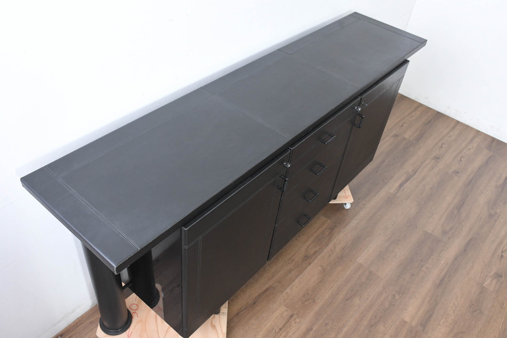 中古　美品　イタリア製　i4MARIANI(クアトロ・マリアーニ)　本革(レザー)　機能的でスタイリッシュなサイドボード(サイドキャビネット、収納棚、戸棚、リビングボード)(定価約200万円)(R-084408)