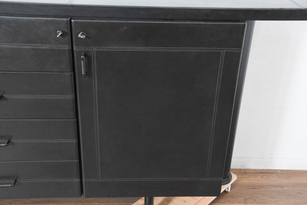 中古　美品　イタリア製　i4MARIANI(クアトロ・マリアーニ)　本革(レザー)　機能的でスタイリッシュなサイドボード(サイドキャビネット、収納棚、戸棚、リビングボード)(定価約200万円)(R-084408)