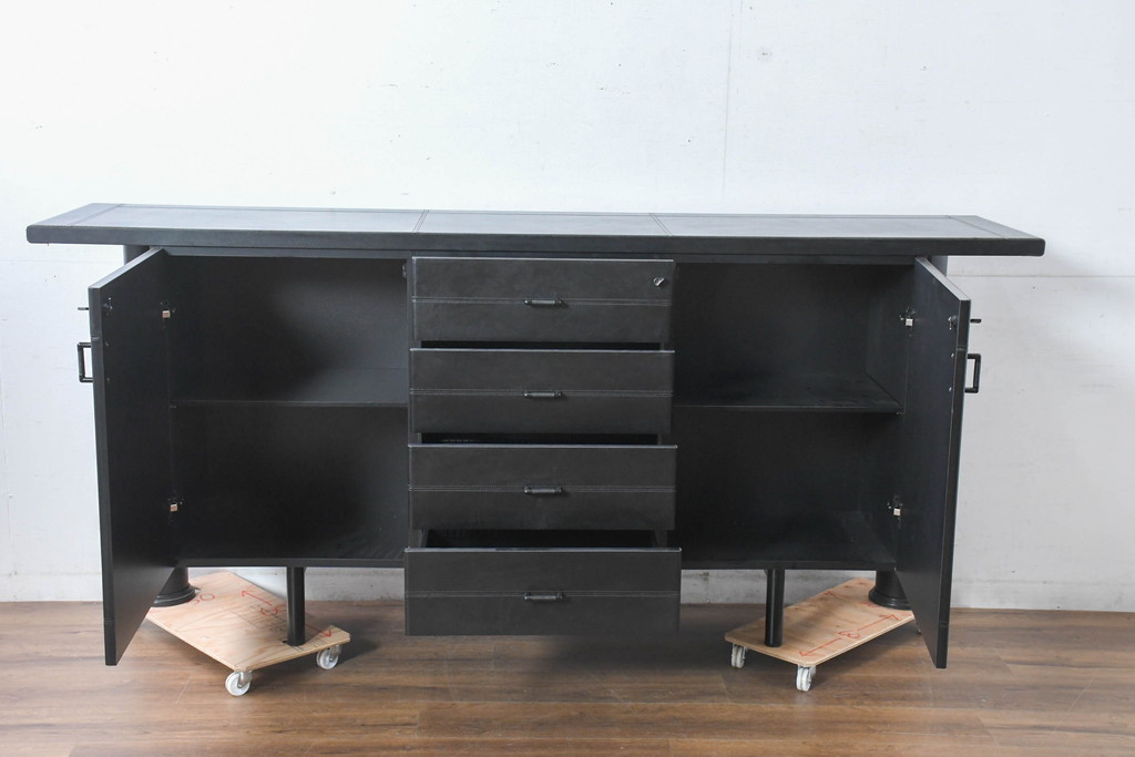 中古　美品　イタリア製　i4MARIANI(クアトロ・マリアーニ)　本革(レザー)　機能的でスタイリッシュなサイドボード(サイドキャビネット、収納棚、戸棚、リビングボード)(定価約200万円)(R-084408)