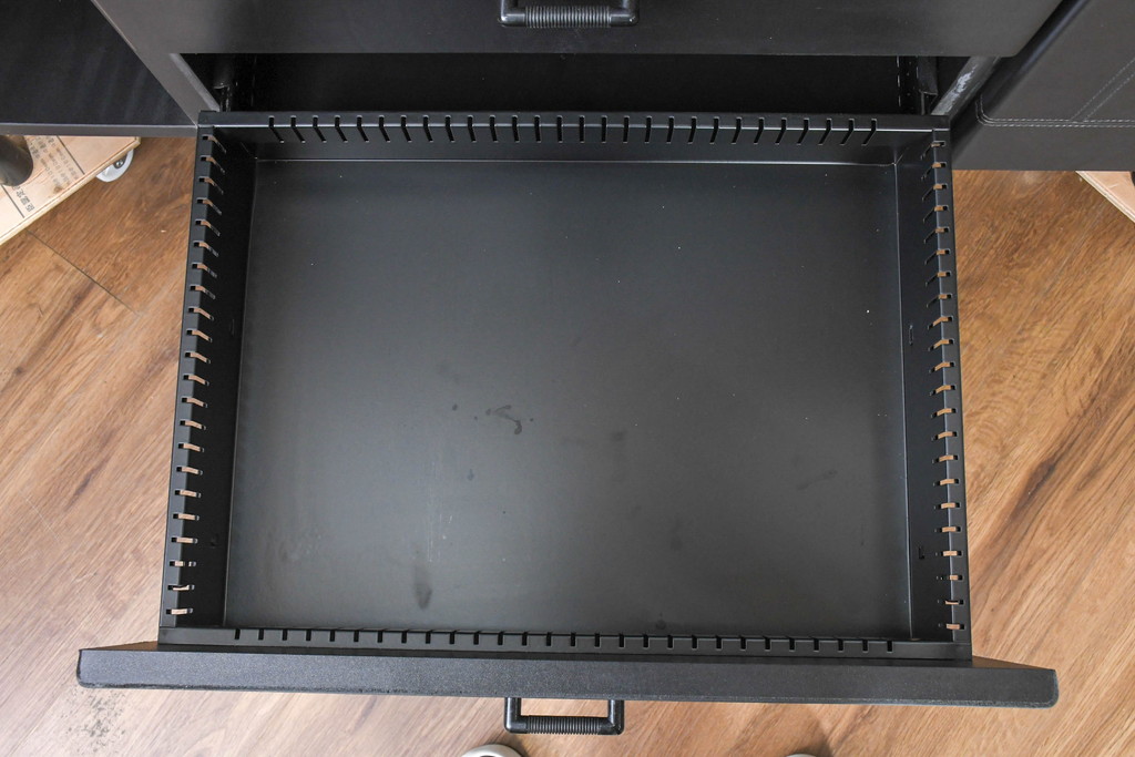 中古　美品　イタリア製　i4MARIANI(クアトロ・マリアーニ)　本革(レザー)　機能的でスタイリッシュなサイドボード(サイドキャビネット、収納棚、戸棚、リビングボード)(定価約200万円)(R-084408)