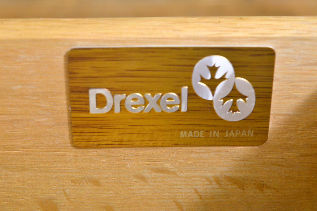 中古　DREXEL HERITAGE(ドレクセルヘリテイジ)　Triune(トライユン)　マホガニー材　洗練されたデザインとクラシカルな佇まいが魅力的なセンターテーブル(カクテルテーブル、リビングテーブル、カフェテーブル、ローテーブル)(R-062417)