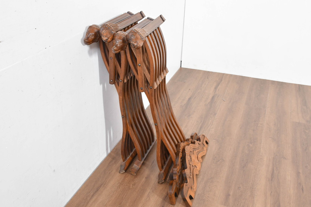 中古　美品　イタリア輸入家具　獅子の彫刻が映える重厚な意匠のサヴォナローラチェア2脚セット(椅子、折りたたみチェア、イス、バラ売り可能)(R-084432)
