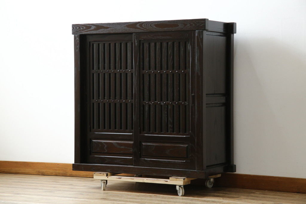 中古　美品　重厚感ある佇まいが魅力的な水屋箪笥サイドボード(食器棚、戸棚、収納棚、キャビネット)(R-083921)